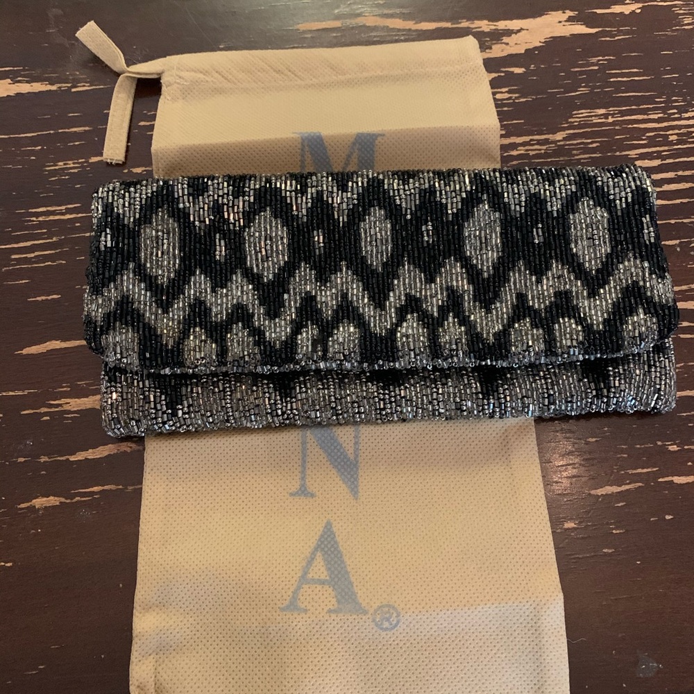 MOYNA clutch